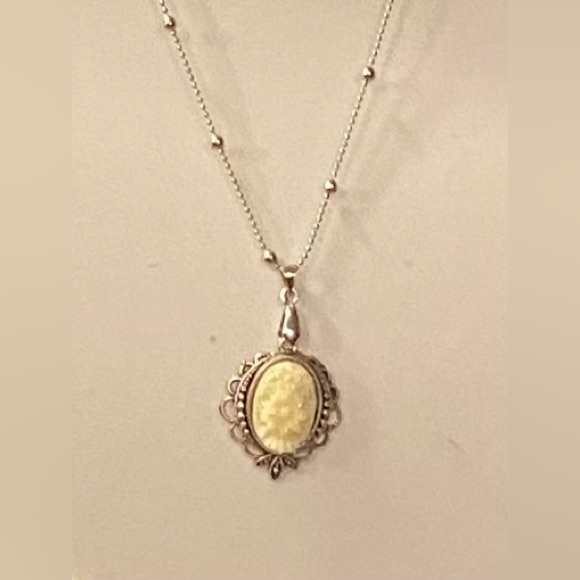 NEW delicate white detailed cabochon pendant on bead chain - Picture 2 of 2